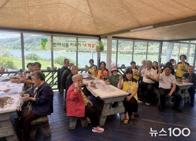 가평군 청평면 지사협, 어르신과 반려식물 나눔 활동 실시