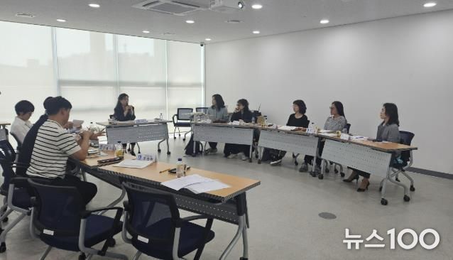 수원시가 제1차 수원시 가족정책 중장기 기본계획(2026~2030) 연구용역 착수보고회를 열고 있다.