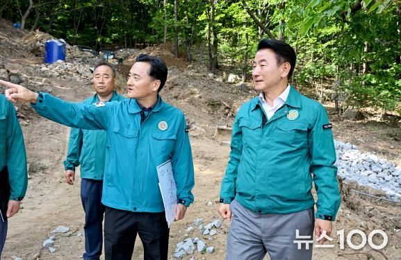 김동근 시장이 6월 4일 집중호우에 대비해 산사태 취약지인 가능동 산42-1 일대를 점검하고 있다.