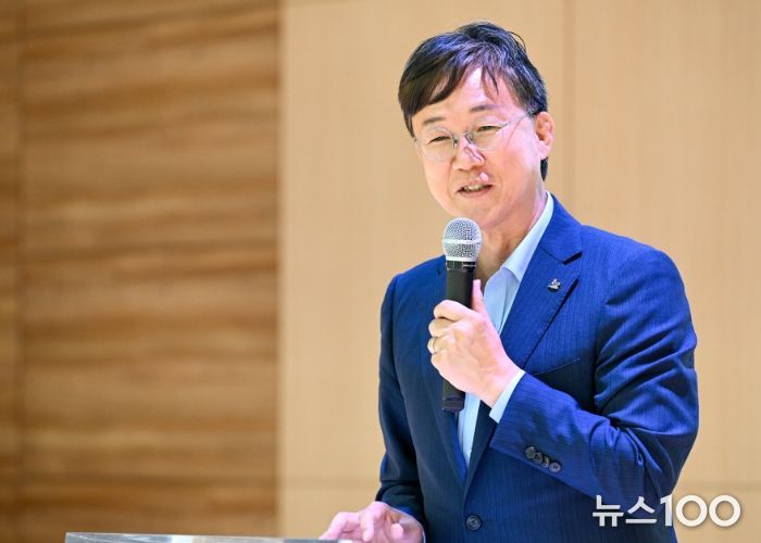이민근 안산시장이 원곡초등학교 준공식에서 인사 발언을 진행하고 있다.