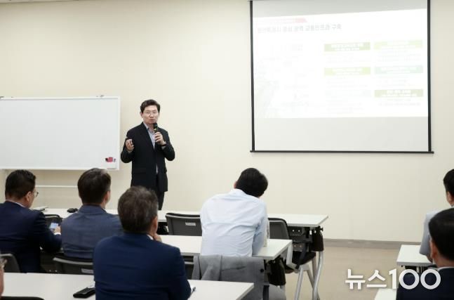 이상일 용인특례시장은 19일 UNIST 과정에서 '반도체 용인의 미래' 주제로 특강을 진행했다