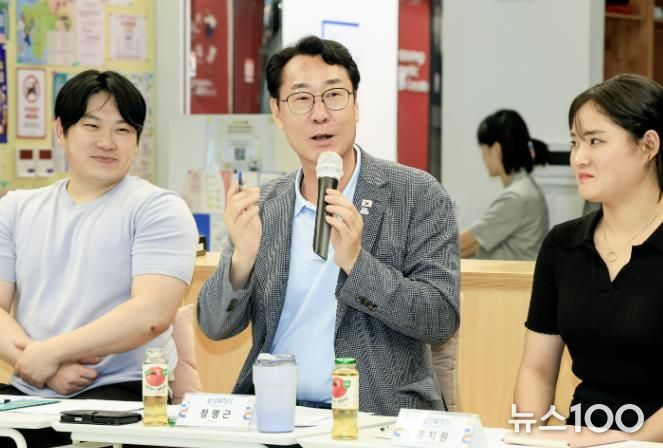 정명근 화성특례시장이 ‘청년과의 소통 간담회’에서 청년들과 자유롭게 의견을 나누며 청년정책의 필요성과 방향성에 대해 설명하고 있다
