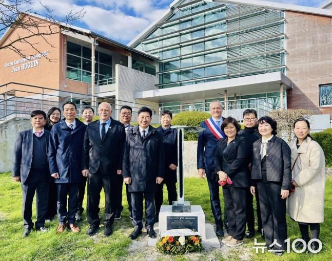 양평군 프랑스 쉬이프시 방문 한인 100주년 기념비 헌화