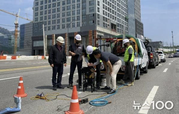 과천지식정보타운 과천대로에서 GPR 정밀탐사를 실시하고 있다