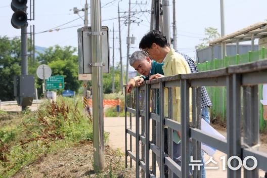 정구원 화성특례시 제1부시장이 여름철 집중호우에 대비해 재해 우려가 있는 취약지역을 찾아 현장 상황을 점검하고 있다