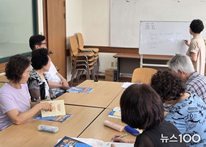 수원시 장안구 조원1동 새마을문고회, 실버세대 위한 영어교실 운영