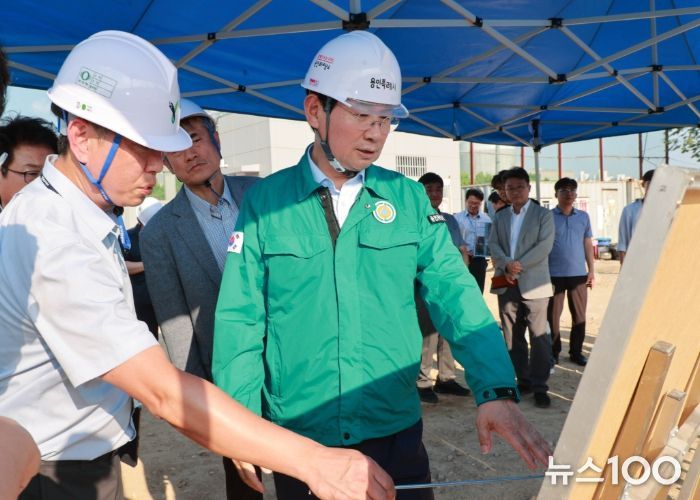 이상일 용인특례시장은 23일구성역 5번 출구를 방문해 현장에서 개통 상황에 대해 브리핑 받았다