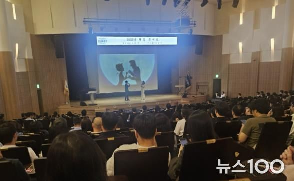 화성특례시 공직자들이 26일 '2025년 청렴 콘서트'에서 청렴 뮤지컬 갈라쇼를 관람하고 있다.