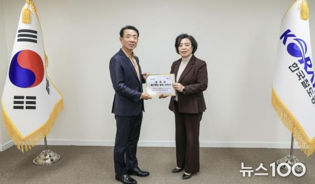 2025년 2월 신계용 과천시장(오른쪽)은 역사 개찰구 방향 변경을 포함한 지역 철도 현안 해결을 위해 한문희 한국철도공사 사장 (왼쪽)과 만났다