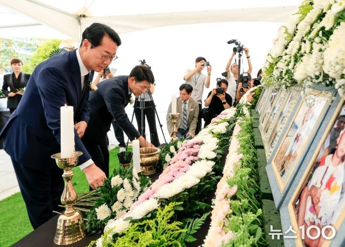 정명근 화성특례시장(왼쪽)과 배정수 화성특례시의회 의장(오른쪽)이 30일 씨랜드 화재 참사 희생자 추모공원을 찾아 헌화하고 있다.