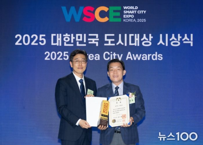 이재준 수원시장(오른쪽)이 ‘2025년 대한민국 도시대상’ 시상식에서 대통령상을 받고 있다.