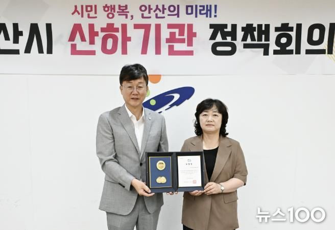 이민근 안산시장(왼쪽)이 안산시자원봉사센터에 ‘2025년 인구정책 유공’ 경기도지사 표창장을 전달하고 함께 기념촬영을 하고 있다.