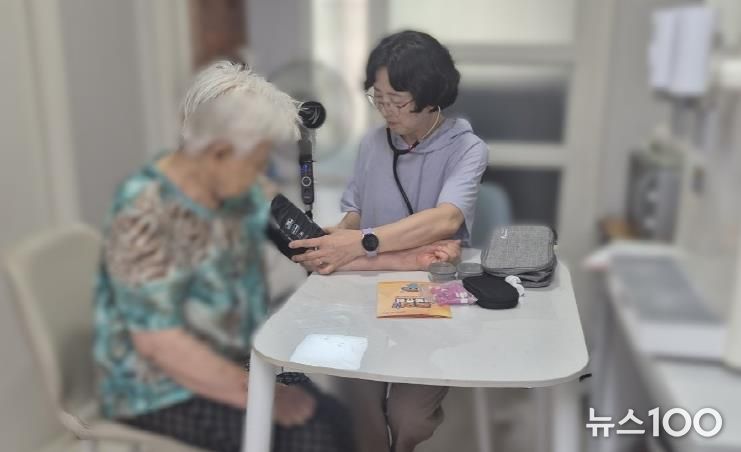 안양시 방문 건강관리 전담 간호사가 어르신의 건강을 확인하고 폭염 안전수칙을 설명하고 있다