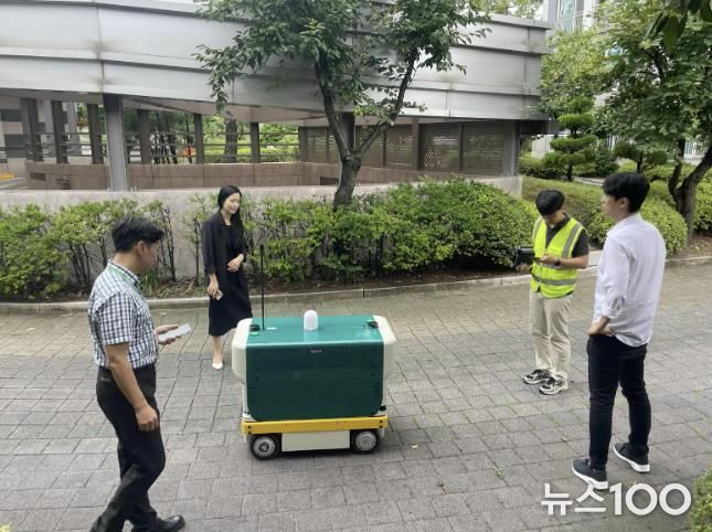 현장 점검에서 지능형 로봇 ‘로바’를 시연하고 있다