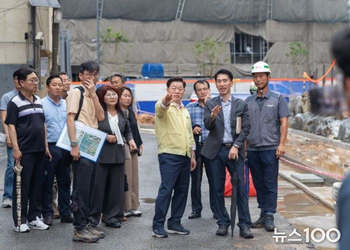박승원 광명시장이 14일 오전 광명초등학교 임시 통학로 정비 현장을 찾아 점검하고 있다.
