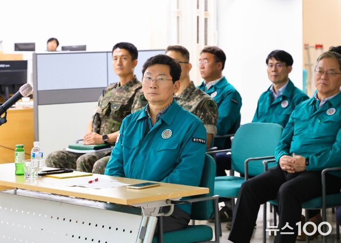 19일 을지연습장에서 이상일 시장이 보고를 받고 있다