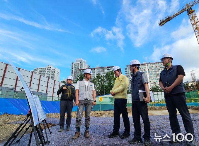 최대호 안양시장이 2일 관양동의 평촌도서관 건립 현장을 직접 방문해 안전점검을 실시했다