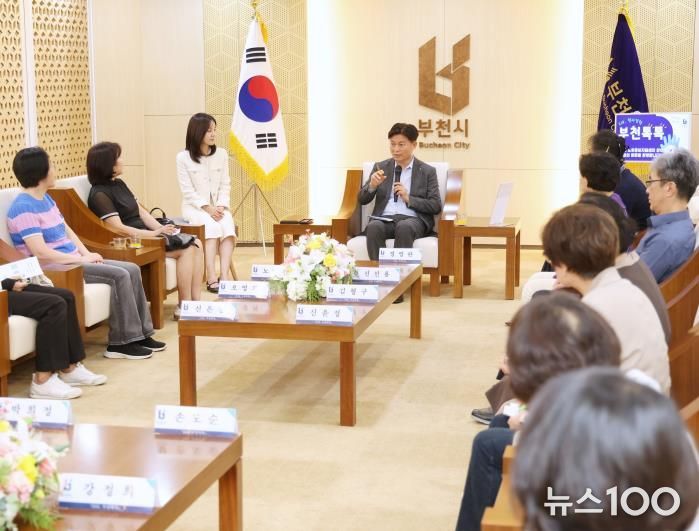 조용익 부천시장이 한 참여자의 질문에 답변하고 있다.