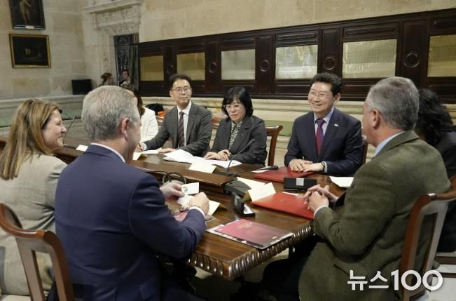 이상일 용인특례시장이 지난해 2월 22일 스페인 세비야 시청을 방문해 호세 루이스 산즈 시장과 우호교류의향서를 교환한 뒤 시 관계자들과 교류 협력 방안을 논의하는 모습