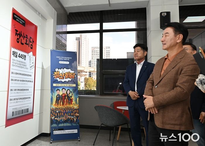 김동근 시장이 10월 20일 시청 시민갤러리에서 ‘의정부시지역사회보장협의체 20주년 기념 전시회’를 둘러보고 있다.