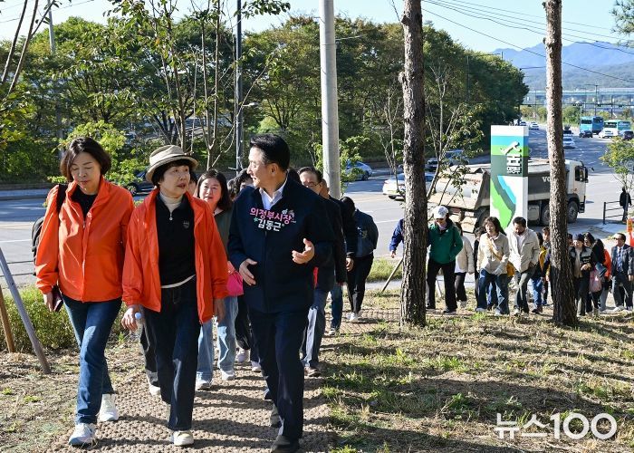 김동근 시장이 10월 22일 ‘2025년 통장 소통‧어울림 화합 한마당’ 행사에서 통장들과 소통하고 있다.