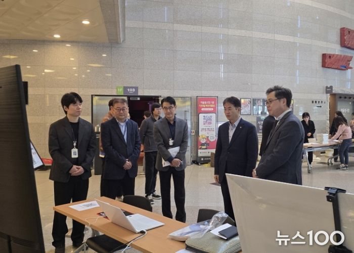 공인중개사 연수교육장에서 디지털지도 플랫폼에 대해 설명을 듣고 있는 이동환 고양특례시장