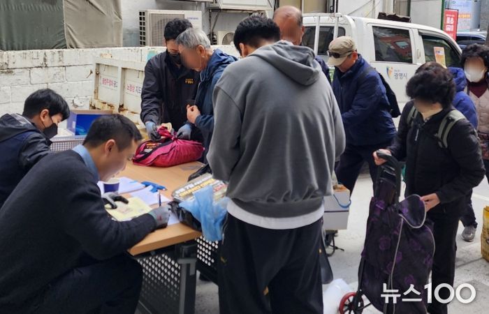 지난 24일 광명2동 행정복지센터에서 '제2차 불법광고물 수거보상제'가 진행되고 있다.