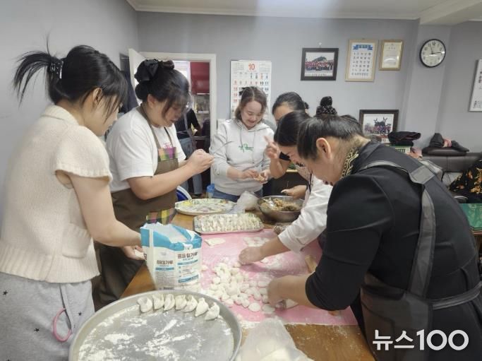 다문화이주여성협회 '정만천하' 수원시 장안구 정자2동 경로당서 사랑의 점심 봉사