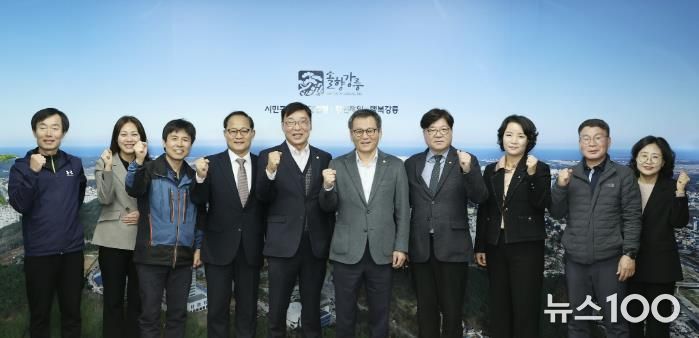 김병전 부천시의회 의장(왼쪽 다섯 번째), 오동택 부천시 행정안전국장(왼쪽 네 번째), 김홍규 강릉시장(오른쪽 다섯 번째)이 강릉시장 접견 기념 단체 사진을 촬영하고 있다.