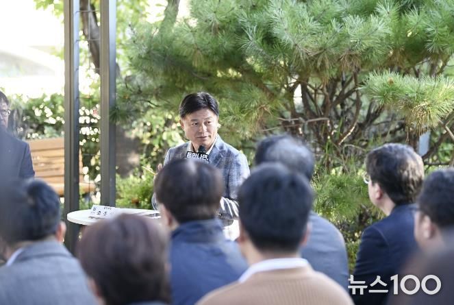 조용익 부천시장이 27일, 고라개공원에서 열린 ‘틈만나면, 현장속으로’ 에서 레미콘 공장 일대 환경오염 최소화를 위해 주민 및 업체 관계자와 의견을 나누고 있다.