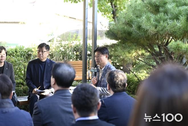 조용익 부천시장(왼쪽에서 세번째)이 27일, 고라개공원에서 열린 ‘틈만나면, 현장속으로’ 에서 레미콘 공장 일대 환경오염 최소화를 위해 주민 및 업체 관계자와 의견을 나누고 있다