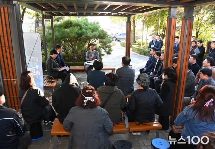 조용익 부천시장이 27일, 고라개공원에서 열린 ‘틈만나면, 현장속으로’ 에서 레미콘 공장 일대 환경오염 최소화를 위해 주민 및 업체 관계자와 의견을 나누고 있다
