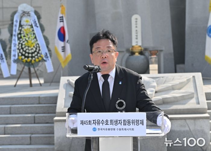 김현수 수원시 제1부시장이 추도사를 하고 있다.