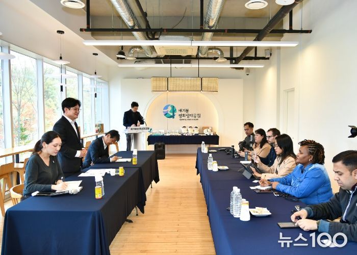 김병수 시장이 31일 남아공과 헝가리, 체코, 튀르키예, 필리핀, 인도, 태국 등 7개국 대표 외신들과 애기봉평화생태공원과 접경지 안보관광을 주제로 외신 기자 간담회를 진행했다.