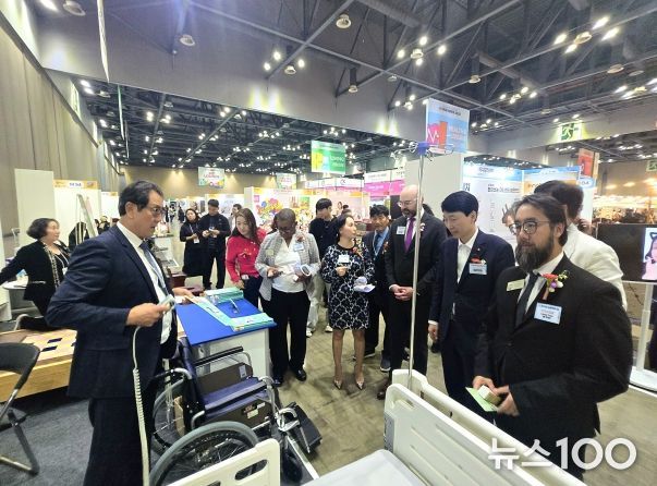 경상원 김민철 원장이 미국 조지아 경제사절단 등과 함께 '소공인 박람회' 참가사의 제품 설명을 듣고 있다.