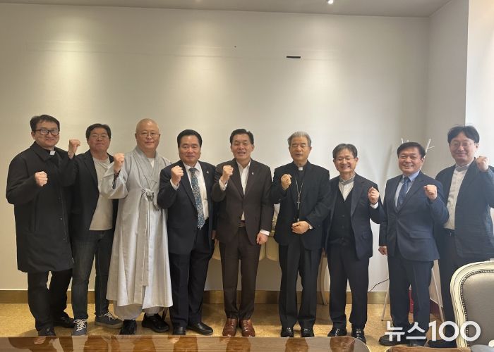 이재준 수원특례시장(사진 가운데)이 ‘개신교, 천주교, 불교, 원불교 4대 종단 간담회’ 참석자들이 함께 하고 있다