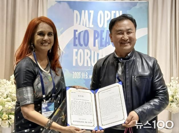 파주시민네트워크 이성수 운영위원이 나야르 작가에게 감사장을 수여하고 있다