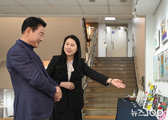 김동근 시장이 11월 3일 시민 갤러리에서 ‘의정부시 어린이 작품 전시회’ 작품들을 둘러보고 있다.