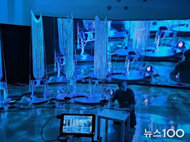 권병준 작가가 프리뷰 퍼포먼스를 진행하고 있다.