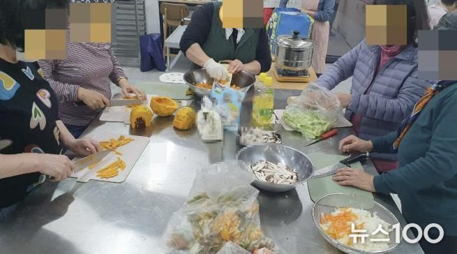 새빛 사회관계망 프로그램에 참여한 시민들이 음식을 만들고 있다.