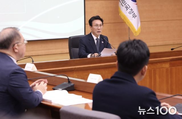 김민석 국무총리가 10일 세종대로 정부서울청사에서 열린 2050 탄소중립녹색성장위원회 제5차 전체회의를 주재하고 있다.