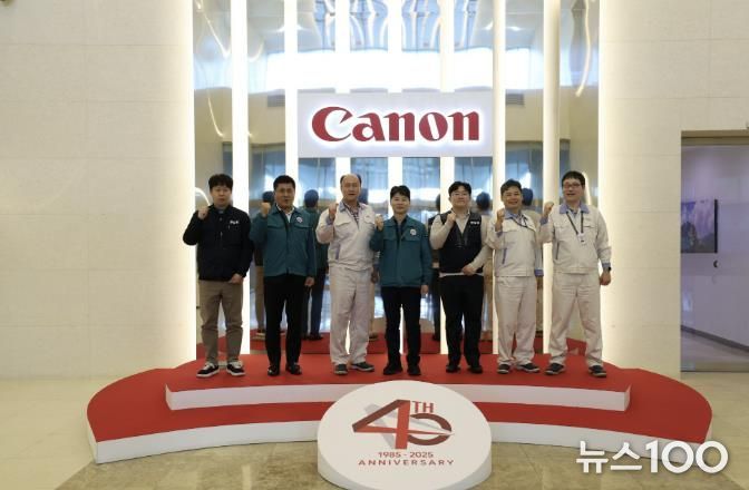 허남석 안산시 부시장(가운데)이 11일 캐논코리아(주)를 방문해 안전점검 컨설팅을 마치고 기념촬영을 하고 있다.