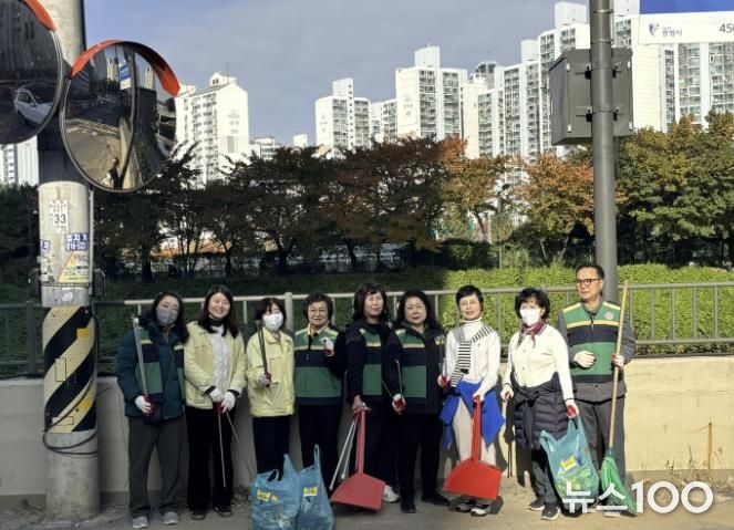 광명시 광명1동 행정복지센터(동장 김숙자)는 지난 13일 통장협의회와 함께 겨울철을 앞두고 쾌적한 주거환경 조성을 위한 환경정화 활동을 했다.