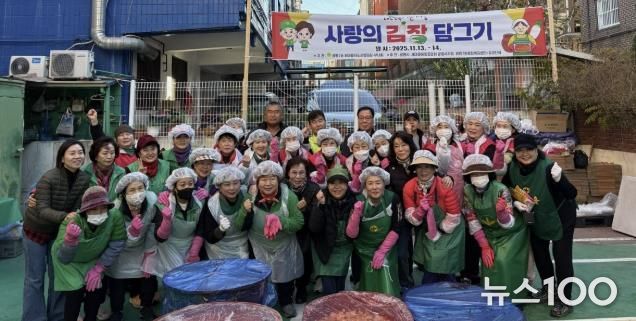 광명시 광명7동 새마을지도자협의회(회장 이정숙)와 새마을부녀회는 지난 13일부터 14일까지 이틀간 ‘사랑의 김장김치 담그기’ 행사를 진행했다.