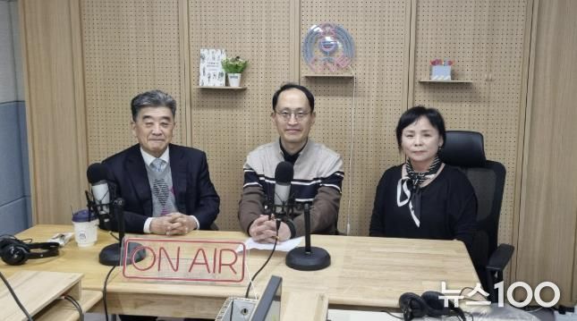 지난 6일 첫 방송을 녹음한 참석자들이 기념사진을 촬영하고 있다.(왼쪽부터 우명동 성신여대 명예교수, 자치분권협의회 구균철 의장, 윤양옥 위원)