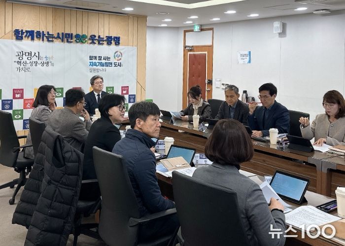 정순욱 광명시 부시장이 17일 '2025년도 세외수입 징수대책 보고회'를 주재하고 있다.