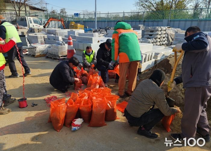 지산동 자율방재단, 대설 대비 모래주머니 제작