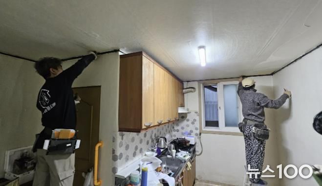 시흥시, 중장년 '도배기능사' 수료생, 취약가구 대상 재능기부