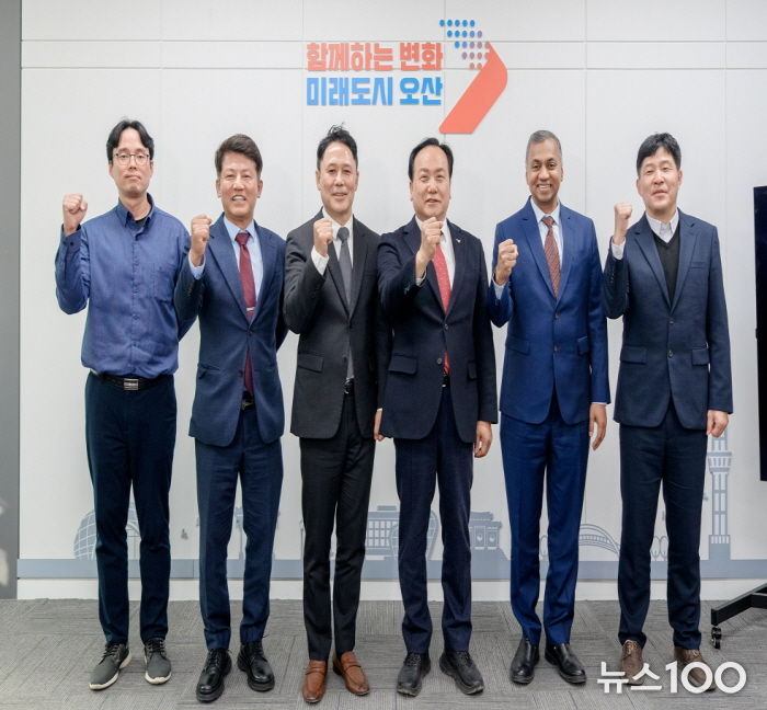 (왼쪽 두 번째부터) 박광선 어플라이드 머티어리얼즈 코리아 대표, 이권재 오산시장, 사티시 쿠푸라오 어플라이드 머티어리얼즈 반도체 운영 총괄 부사장 등이 어플라이드 컬래버레이션 센터 코리아 부지에서 현장점검 후 기념촬영을 하고 있다.