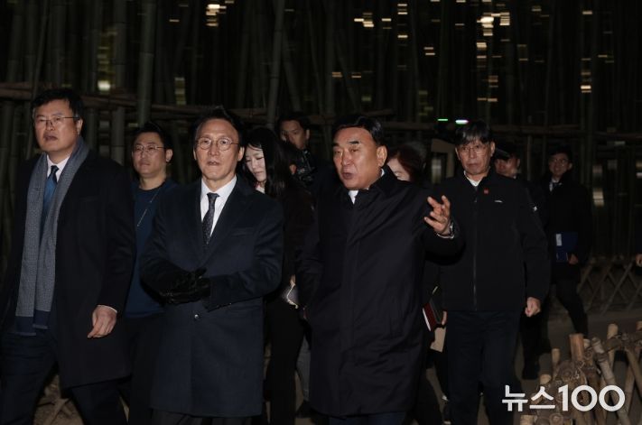 김민석 국무총리가 19일 무장애 관광수용태세 점검차 울산시 중구 태화강 국가정원을 방문, 김두겸 울산시장과 십리대숲길을 걷고 있다.